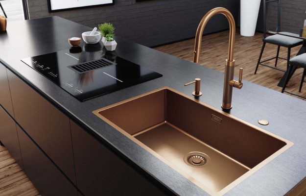 Franke Spülbecken in Bronze: Elegante Metallic-Bronze-Spüle von Franke, kombiniert mit schwarzer Holzarbeitsplatte für luxuriöses Küchendesign
