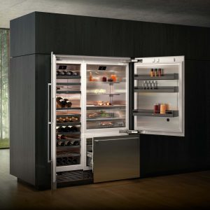 Großer Einbaukühlschrank: Kühlschrank mit Gefrierteil und Weinschrank, eingebaut in dunklem Holz – elegante, funktionale Lösung