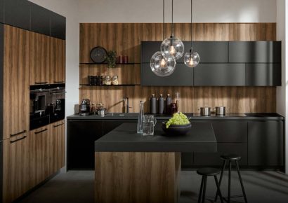 Moderne Designküche in Schwarz und Holz mit Inselblock, offenen Regalen und eleganten Pendelleuchten – stilvolle Küchenarchitektur.