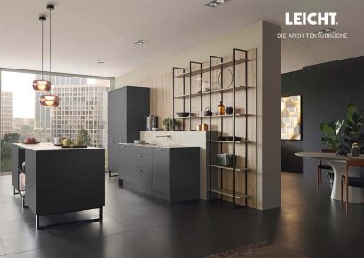 Leicht Architekturküche in dunklen Grautönen mit offener Regalwand, Kücheninsel und modernen Pendelleuchten – exklusives Design für urbanes Wohnen.