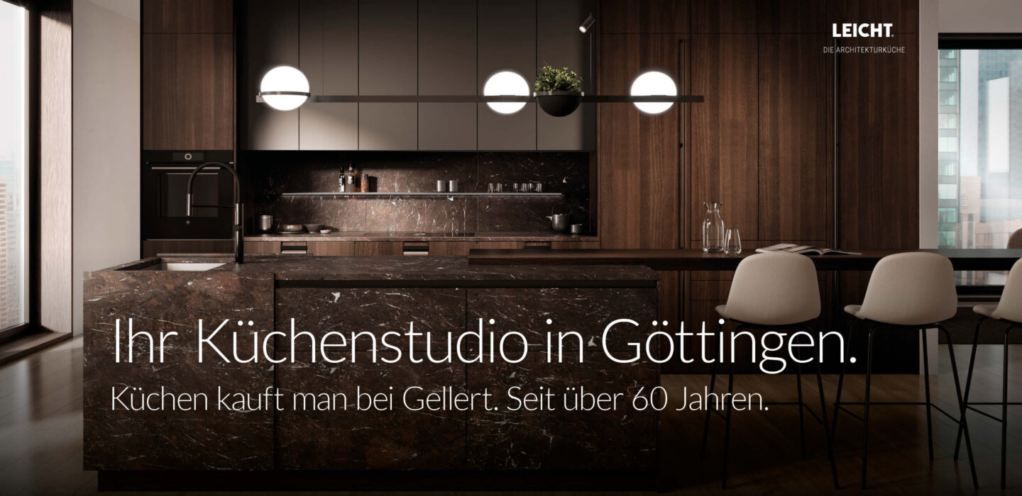 Luxuriöse LEICHT Architekturküche mit dunkler Marmorinsel, modernen Holzfronten und puristischen Designerleuchten – Küchenstudio Gellert Küchenwelten in Göttingen.