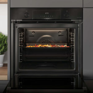 Einbaubackofen von Bosch in Schwarz mit Edelstahl-Innenraum, Backblech mit Gemüse, für gleichmäßiges Backen und moderne Küchenintegration