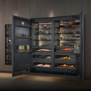 Side-by-Side Kühlschrank von Gaggenau mit Edelstahl-Innenraum und Glasböden, gefüllt mit Lebensmitteln, für optimale Kühlung und Frische