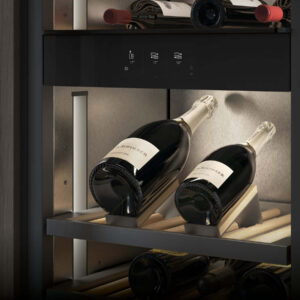 Weinkühlschrank von Gaggenau mit Holzablagen und LED-Beleuchtung, lagert Weinflaschen liegend bei kontrollierter Temperatur