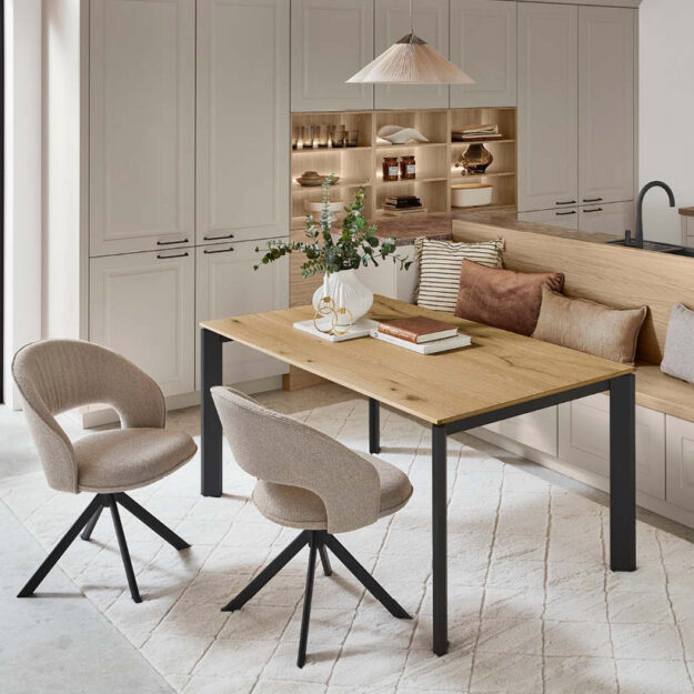 Nobilia Essbereich mit hellem Holztisch, gepolsterter Sitzbank und cremefarbenen Fronten im modernen Landhausstil