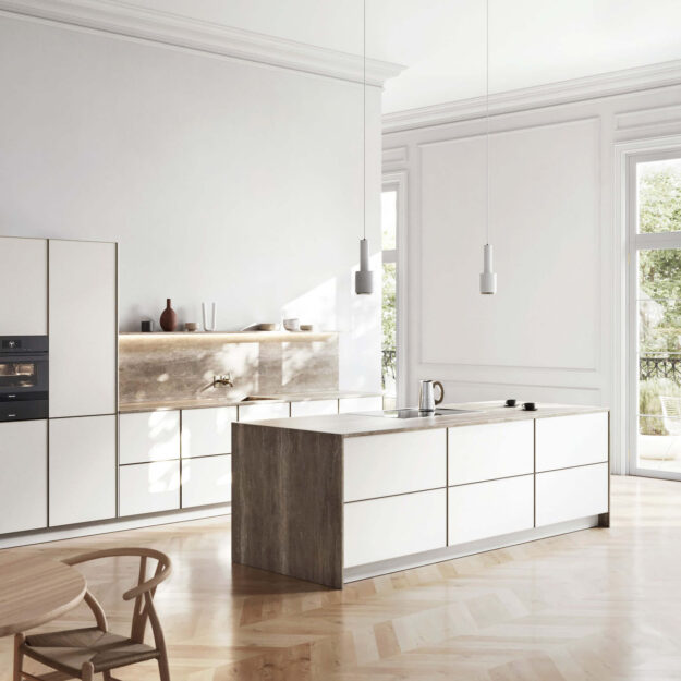 Helle Poggenpohl Designküche mit weißer Kücheninsel, Naturstein-Arbeitsplatte und minimalistischer Beleuchtung im Altbau